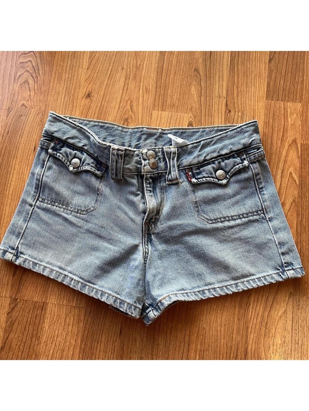 Vintage 90s light wash reverse Levi’s shorts | size 7J